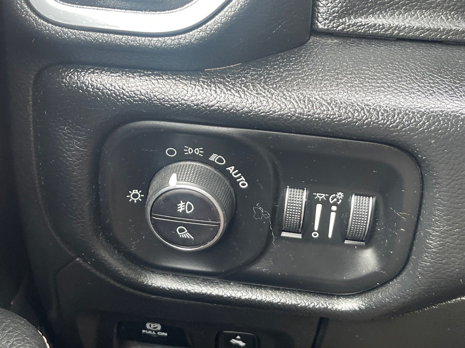 2019 RAM 1500 Laramie Crew Cab 4x4 5'7' Box