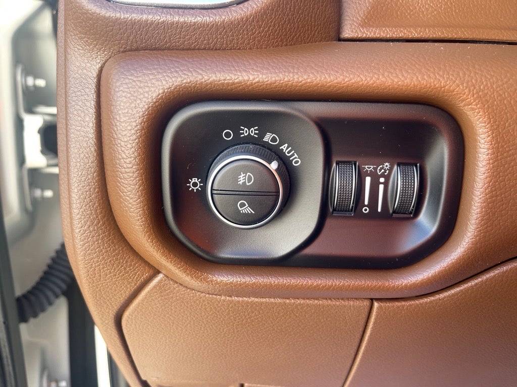 2020 RAM 3500 Laramie Crew Cab 4x4 8' Box