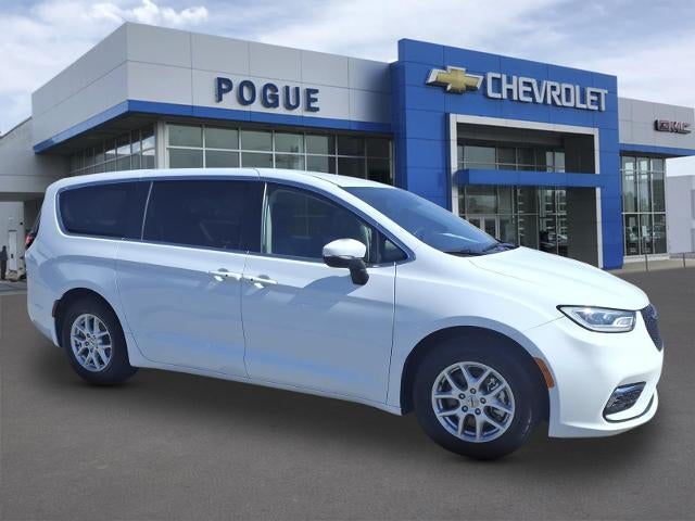 2023 Chrysler Pacifica Touring L's photo