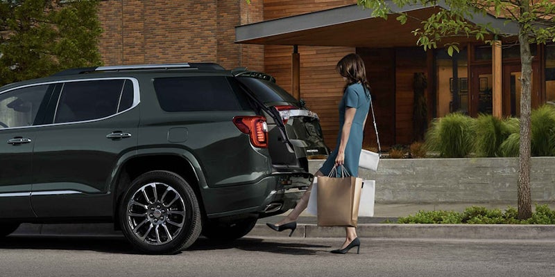 A women is opening Back door by leg sensor